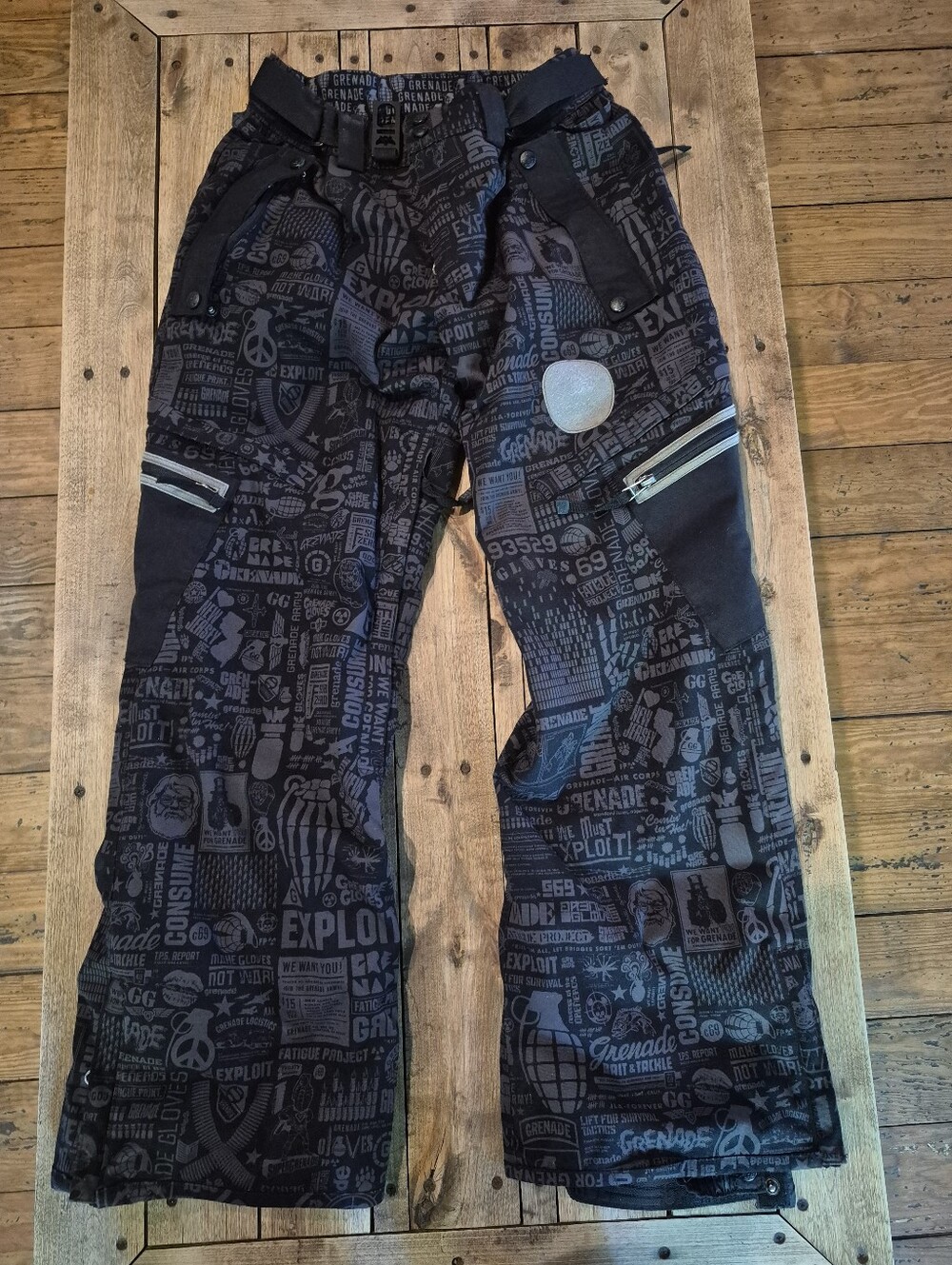 Grenade Black Graphic Cargo Snowboard Pants Size Men's SMALL